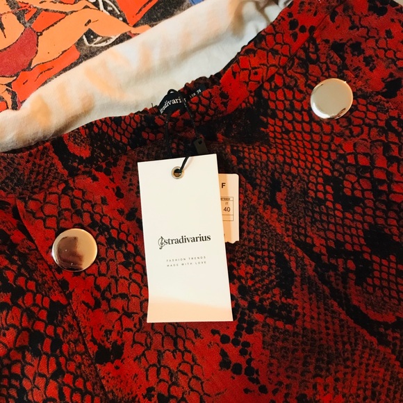 🆕 BNWT Red Button Up Snake Print Skirt - Picture 2 of 6